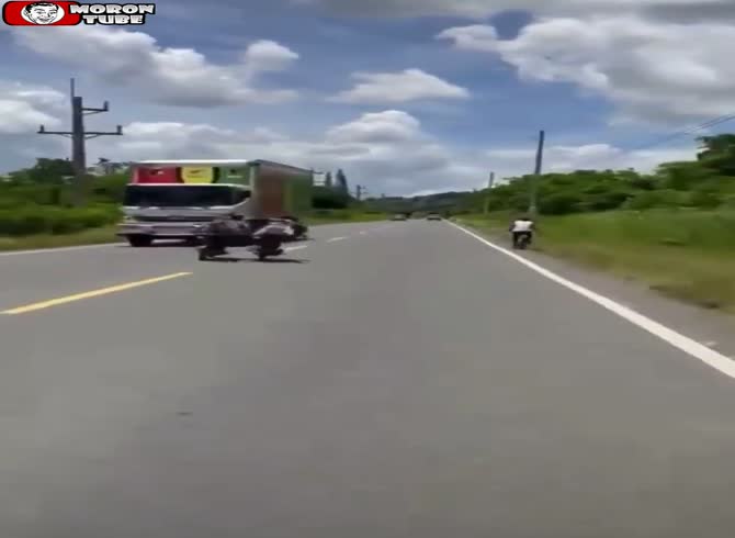 Video :Two wild men ride motorcycles and race